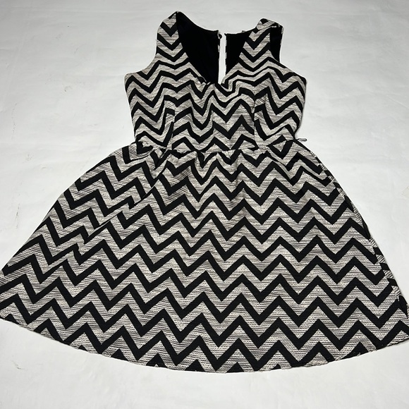 Black and white sleeveless dress size small - Picture 1 of 10